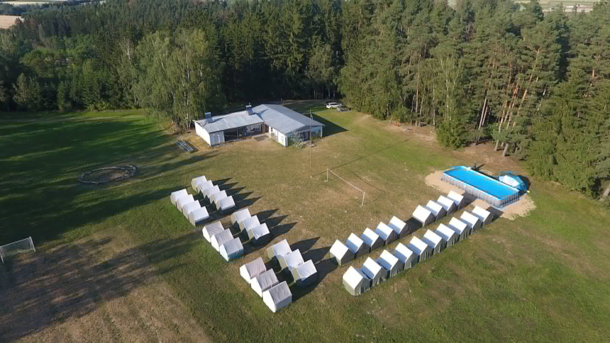 Areál tábořiště Odyssea z dronu